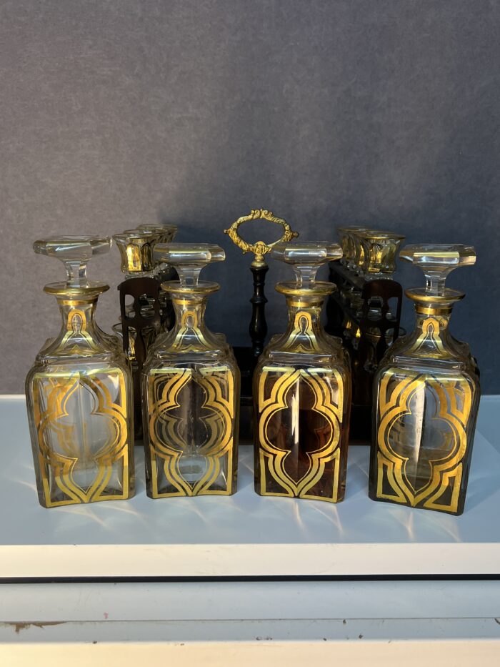 Cave à liqueur Napoléon III en bois de placage et cristal de Baccarat XIXe siècle