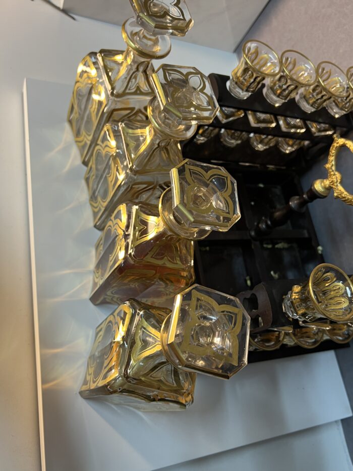 Cave à liqueur Napoléon III en bois de placage et cristal de Baccarat XIXe siècle