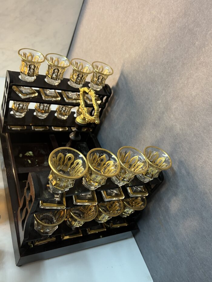 Cave à liqueur Napoléon III en bois de placage et cristal de Baccarat XIXe siècle