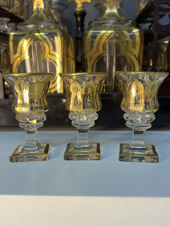 Cave à liqueur Napoléon III en bois de placage et cristal de Baccarat XIXe siècle