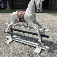 Cheval Anglais à bascule en bois peint sur structure en bois, fin XIXe siècle