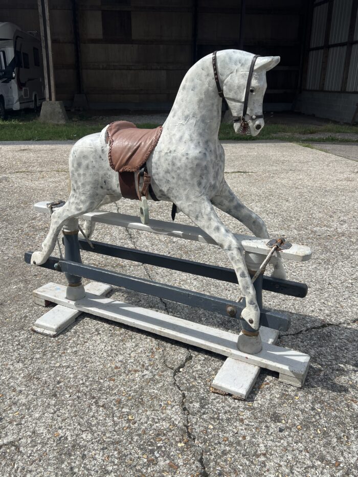 Cheval Anglais à bascule en bois peint sur structure en bois, fin XIXe siècle