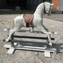 Cheval Anglais à bascule en bois peint sur structure en bois, fin XIXe siècle