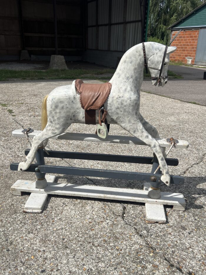 Cheval Anglais à bascule en bois peint sur structure en bois, fin XIXe siècle