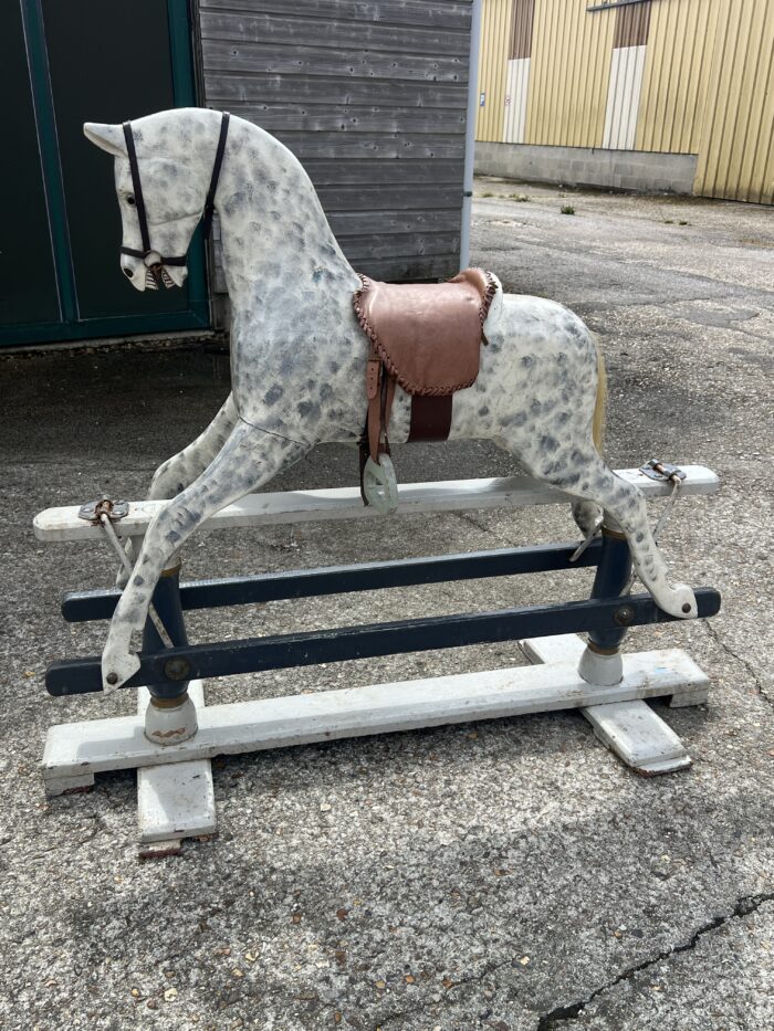Cheval Anglais à bascule en bois peint sur structure en bois, fin XIXe siècle