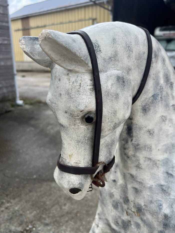 Cheval Anglais à bascule en bois peint sur structure en bois, fin XIXe siècle