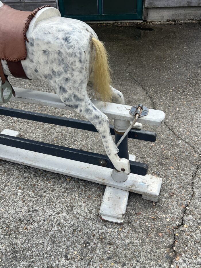 Cheval Anglais à bascule en bois peint sur structure en bois, fin XIXe siècle