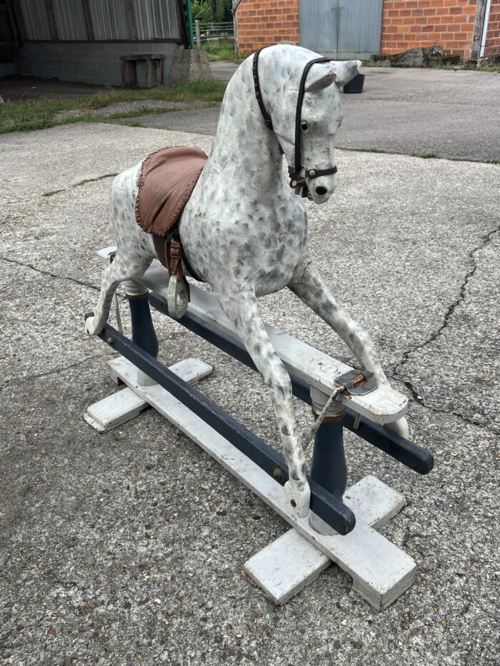 Cheval Anglais à bascule en bois peint sur structure en bois, fin XIXe siècle