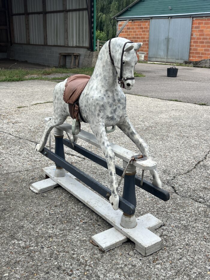 Cheval Anglais à bascule en bois peint sur structure en bois, fin XIXe siècle