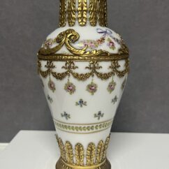 Vase en porcelaine de Sèvres polychrome et or à rehauts en bronze doré d'esprit Louis XVI