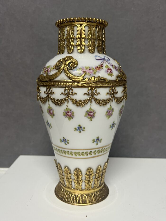Vase en porcelaine de Sèvres polychrome et or à rehauts en bronze doré d'esprit Louis XVI