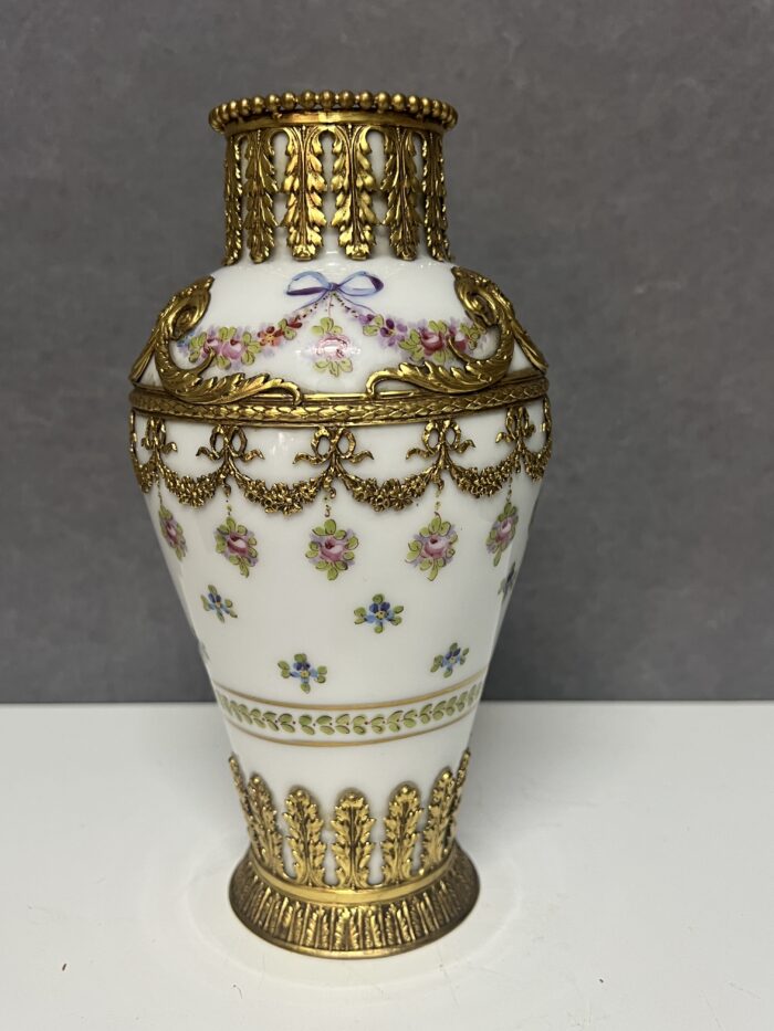 Vase en porcelaine de Sèvres polychrome et or à rehauts en bronze doré d'esprit Louis XVI