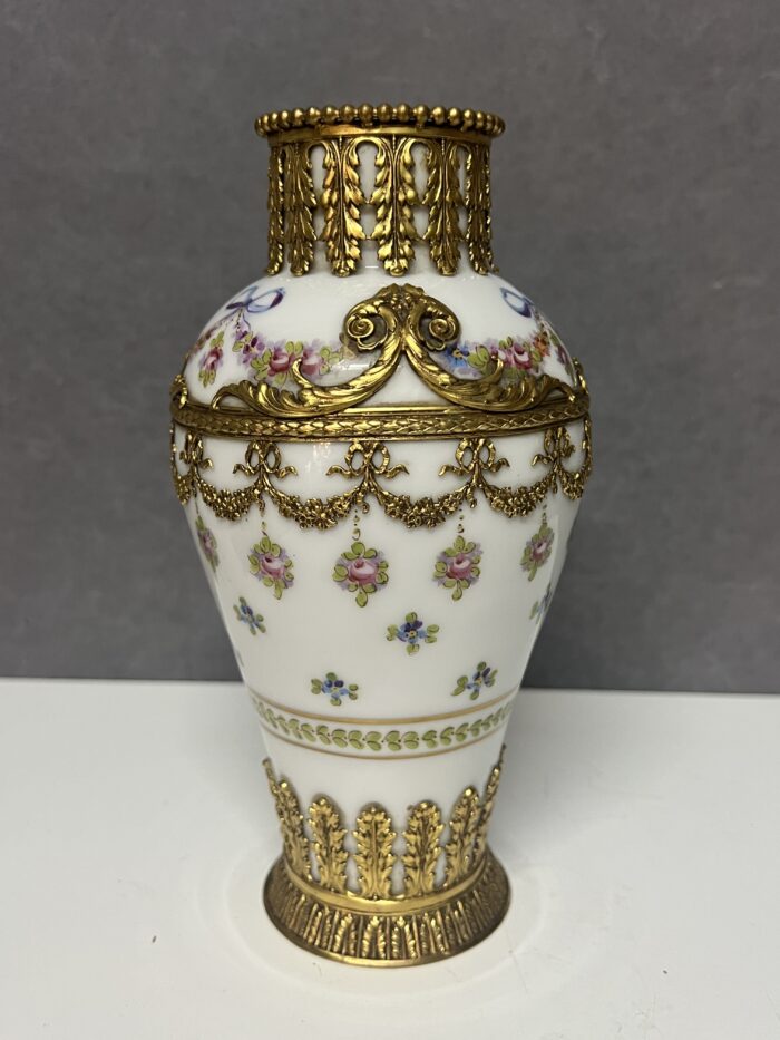 Vase en porcelaine de Sèvres polychrome et or à rehauts en bronze doré d'esprit Louis XVI