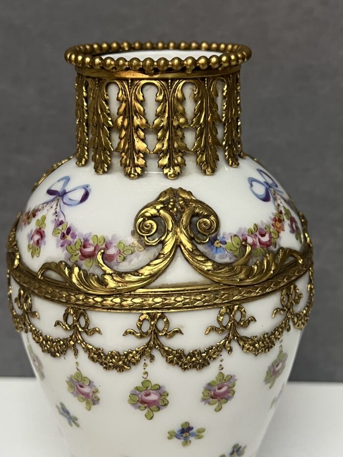 Vase en porcelaine de Sèvres polychrome et or à rehauts en bronze doré d'esprit Louis XVI
