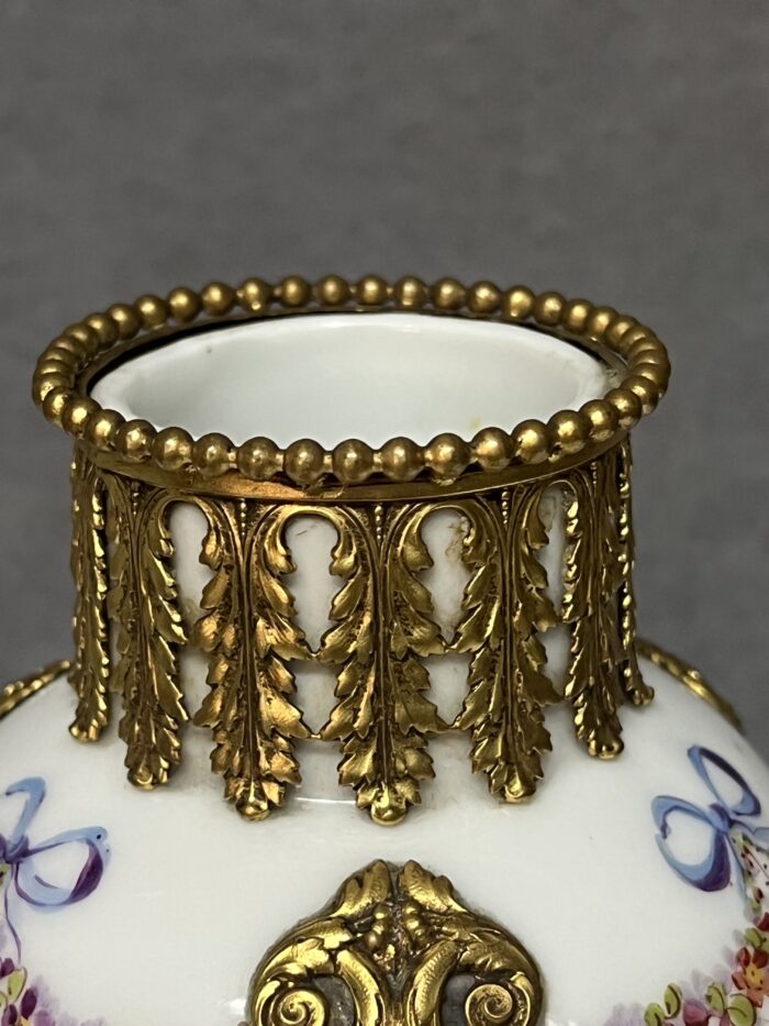 Vase en porcelaine de Sèvres polychrome et or à rehauts en bronze doré d'esprit Louis XVI