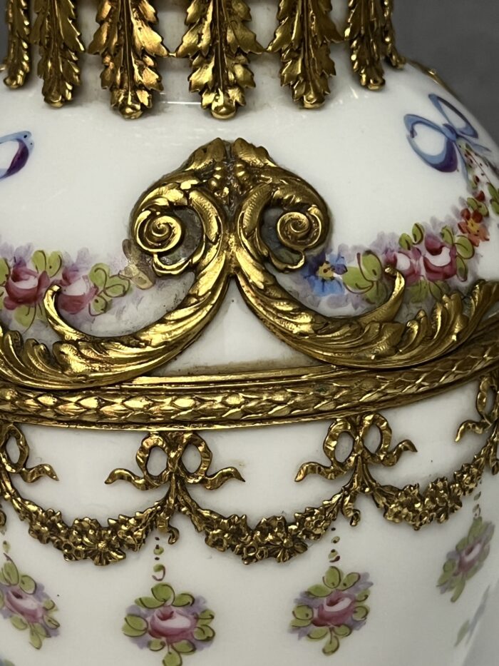 Vase en porcelaine de Sèvres polychrome et or à rehauts en bronze doré d'esprit Louis XVI
