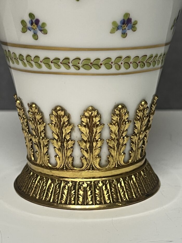 Vase en porcelaine de Sèvres polychrome et or à rehauts en bronze doré d'esprit Louis XVI