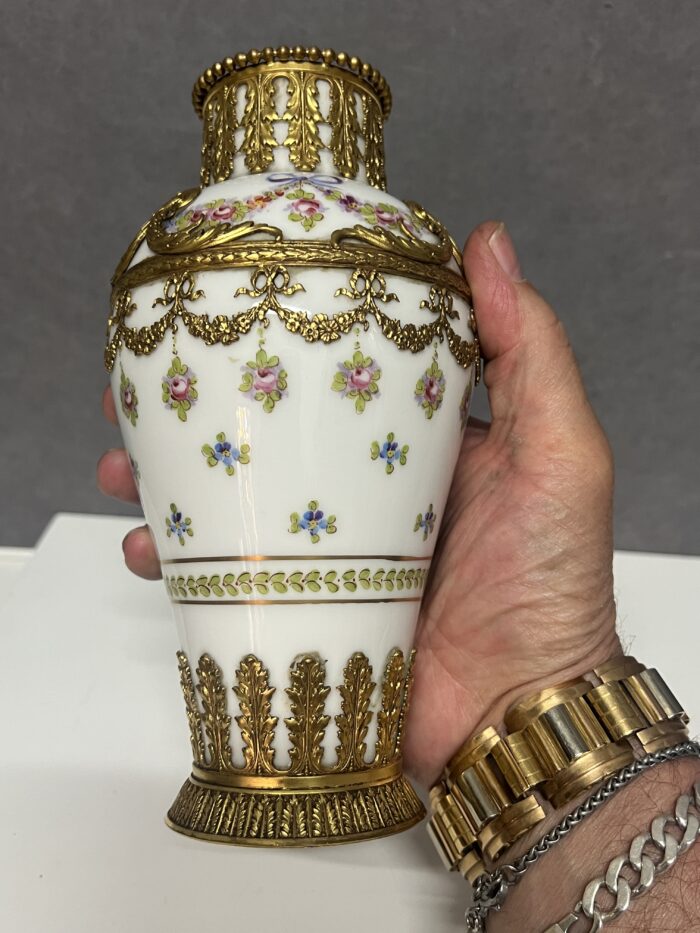 Vase en porcelaine de Sèvres polychrome et or à rehauts en bronze doré d'esprit Louis XVI