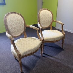 Paire de fauteuils de style Louis XVI en noyer massif rechampi et tapissé, chevillés