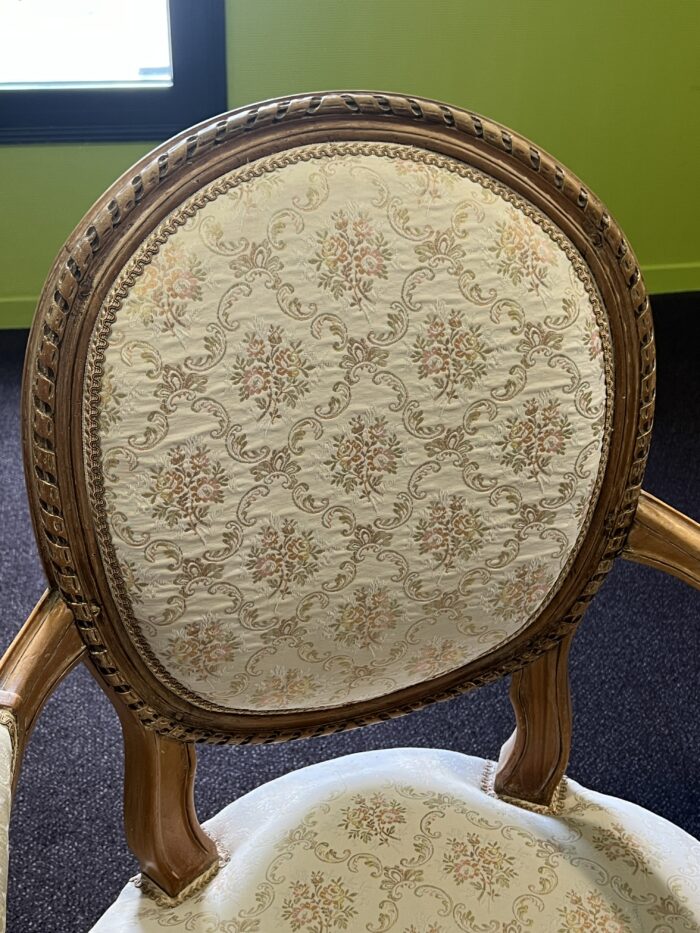 Paire de fauteuils de style Louis XVI en noyer massif rechampi et tapissé, chevillés