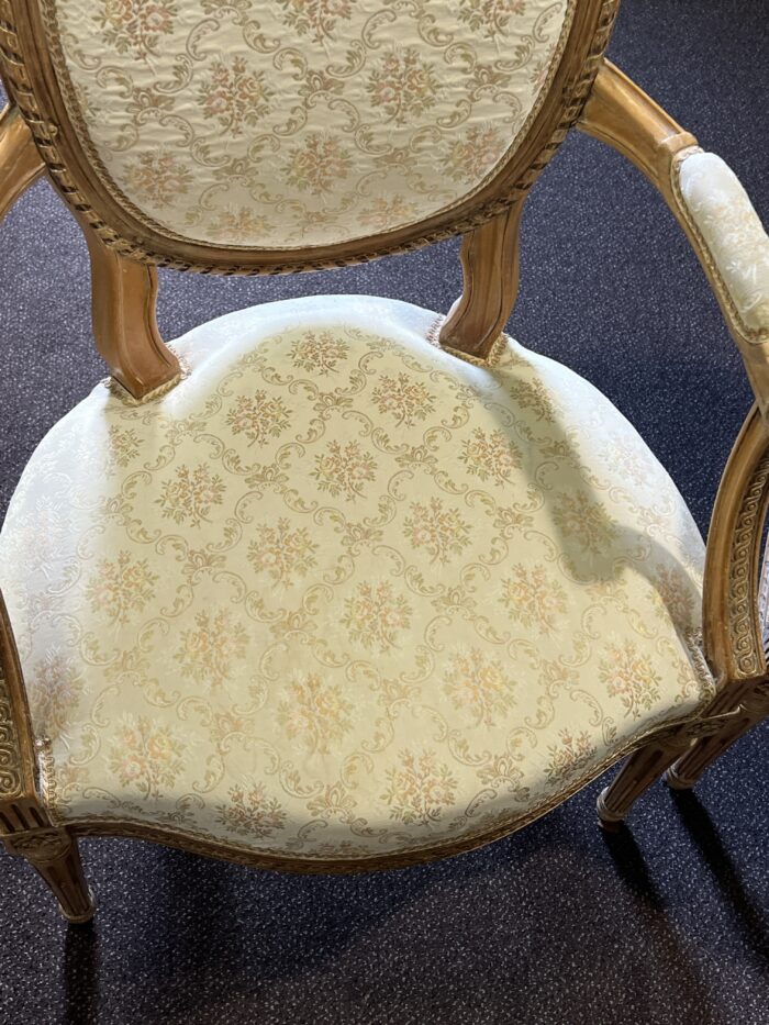 Paire de fauteuils de style Louis XVI en noyer massif rechampi et tapissé, chevillés