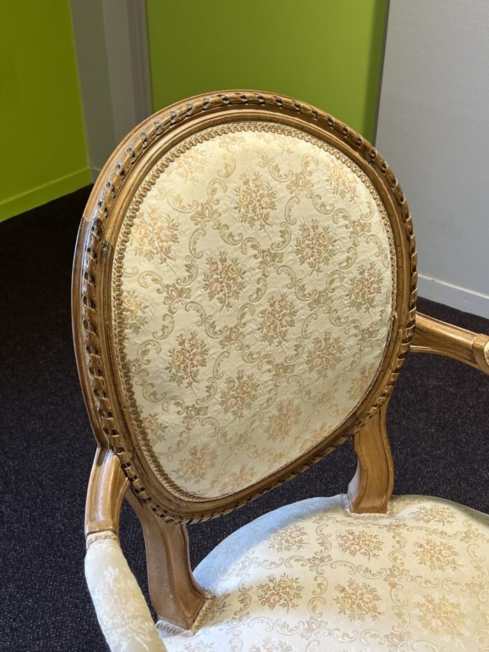 Paire de fauteuils de style Louis XVI en noyer massif rechampi et tapissé, chevillés