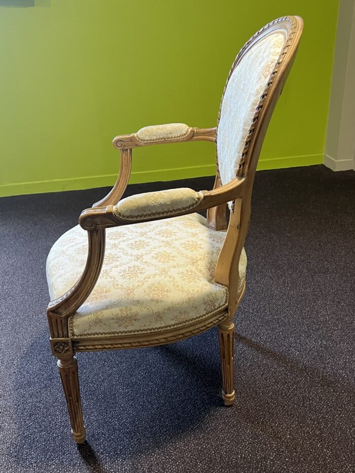 Paire de fauteuils de style Louis XVI en noyer massif rechampi et tapissé, chevillés
