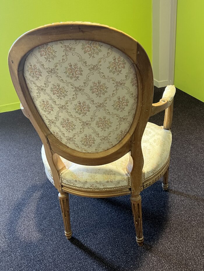 Paire de fauteuils de style Louis XVI en noyer massif rechampi et tapissé, chevillés
