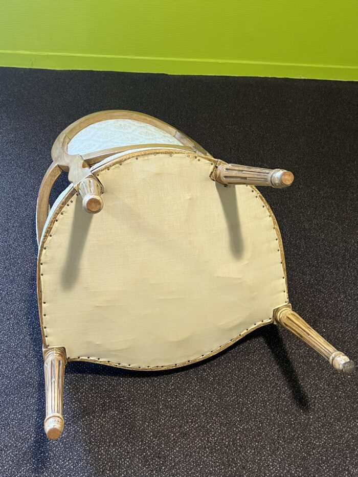 Paire de fauteuils de style Louis XVI en noyer massif rechampi et tapissé, chevillés