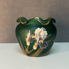 Vase cache pot signé Daum Nancy en verre givré et émaillé à décor floral vers 1900