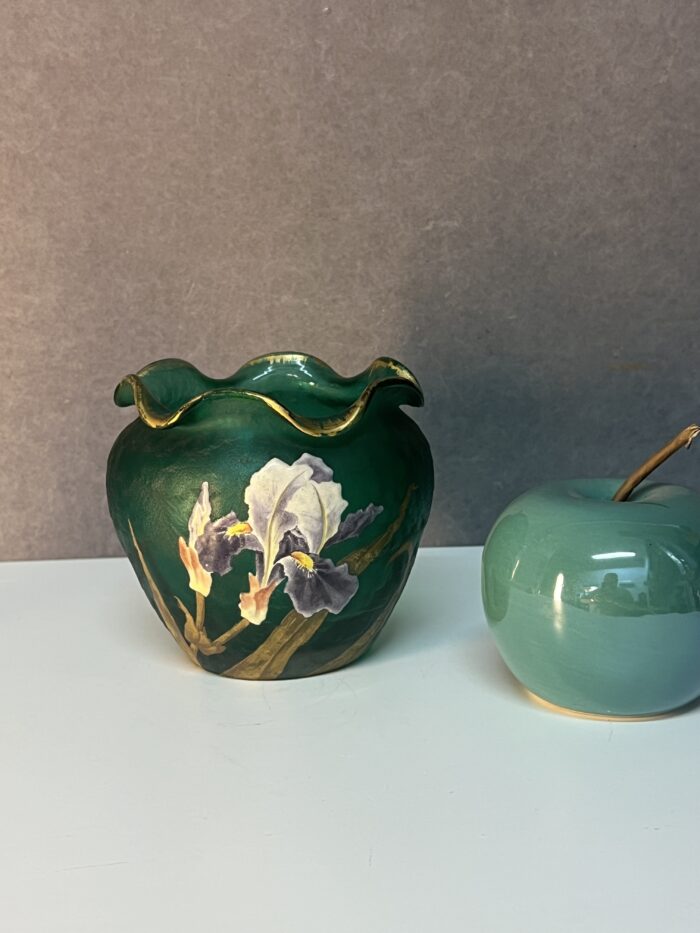 Vase cache pot signé Daum Nancy en verre givré et émaillé à décor floral vers 1900