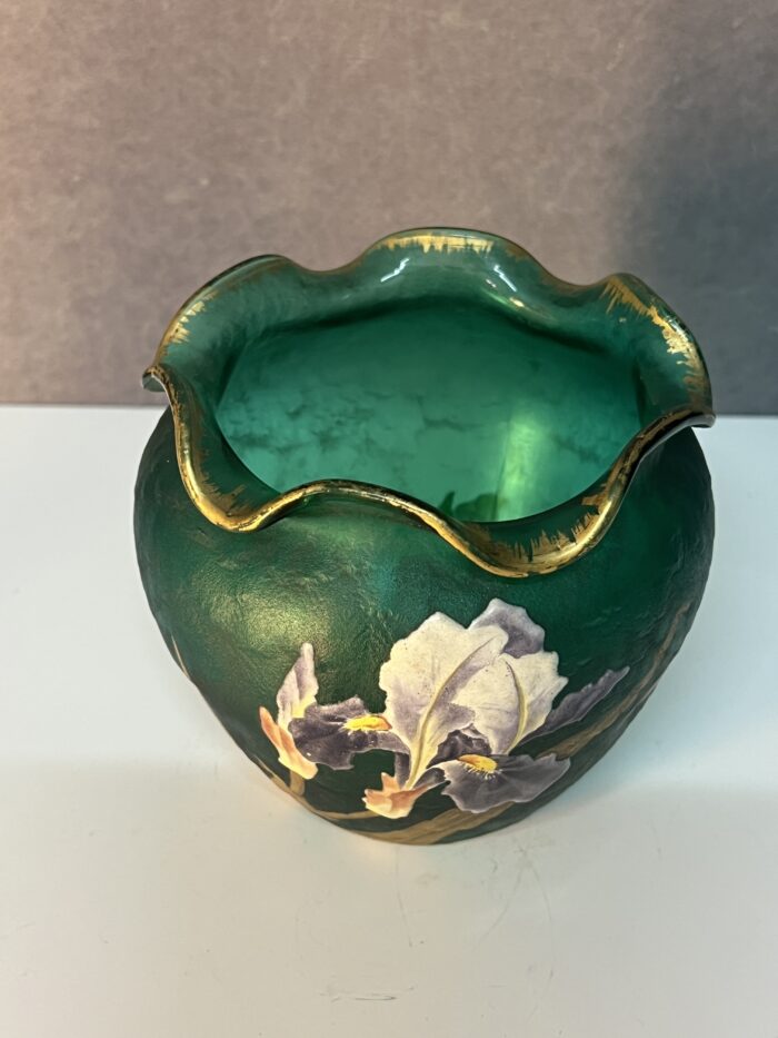 Vase cache pot signé Daum Nancy en verre givré et émaillé à décor floral vers 1900