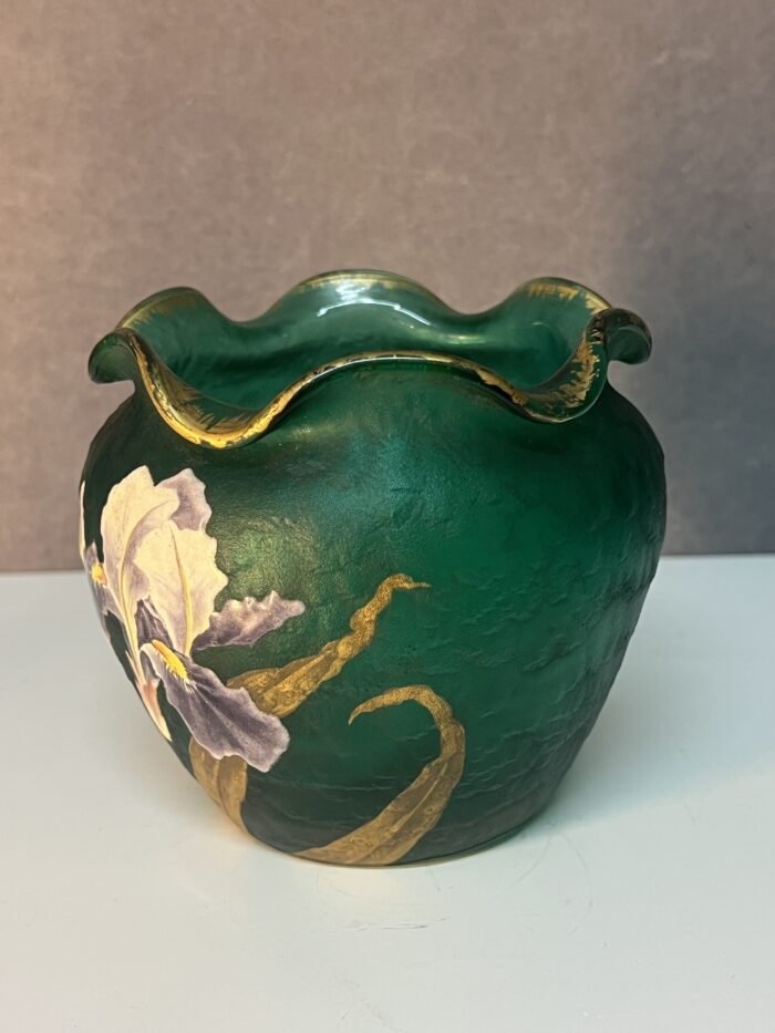 Vase cache pot signé Daum Nancy en verre givré et émaillé à décor floral vers 1900