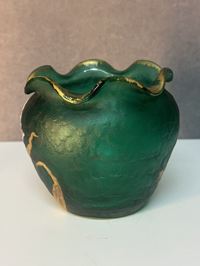 Vase cache pot signé Daum Nancy en verre givré et émaillé à décor floral vers 1900