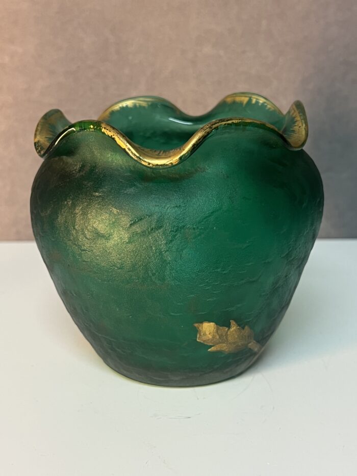 Vase cache pot signé Daum Nancy en verre givré et émaillé à décor floral vers 1900