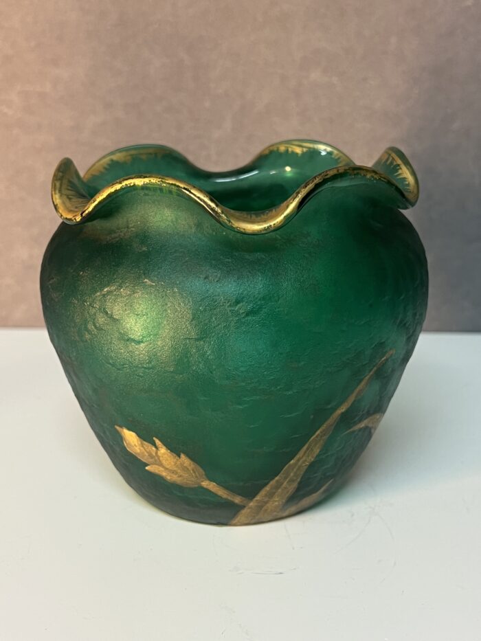 Vase cache pot signé Daum Nancy en verre givré et émaillé à décor floral vers 1900