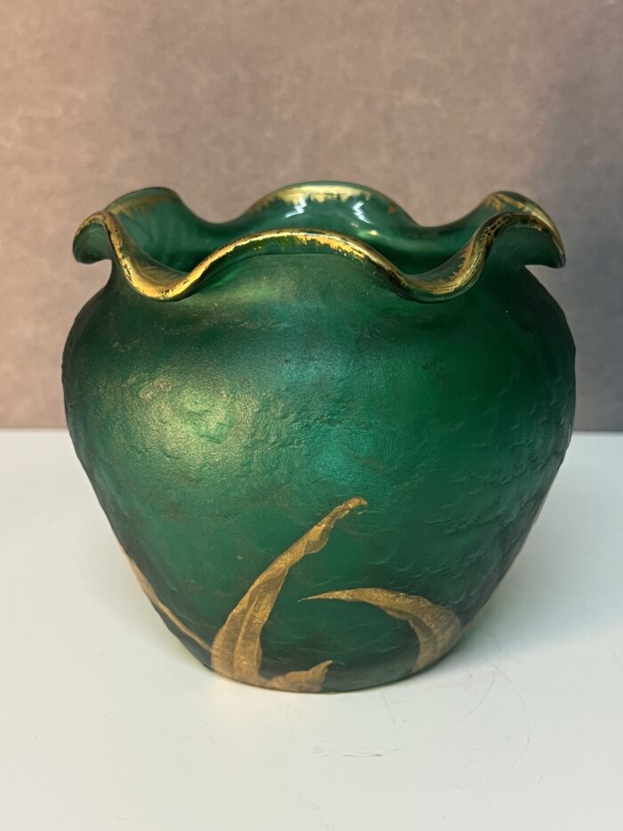 Vase cache pot signé Daum Nancy en verre givré et émaillé à décor floral vers 1900