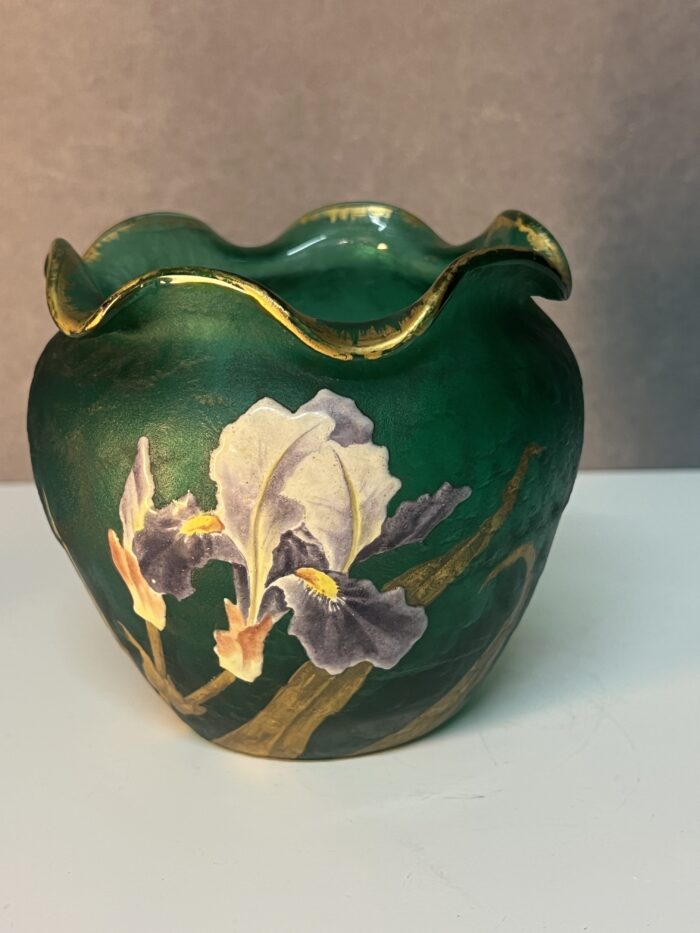 Vase cache pot signé Daum Nancy en verre givré et émaillé à décor floral vers 1900