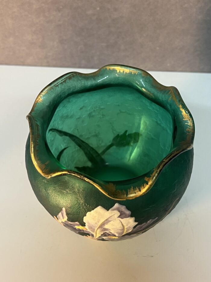 Vase cache pot signé Daum Nancy en verre givré et émaillé à décor floral vers 1900