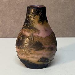 Vase miniature en verre multicouche dégagé à l'acide signé de Devez, à décor lacustre