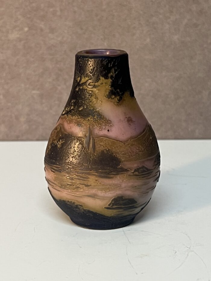 Vase miniature en verre multicouche dégagé à l'acide signé de Devez, à décor lacustre