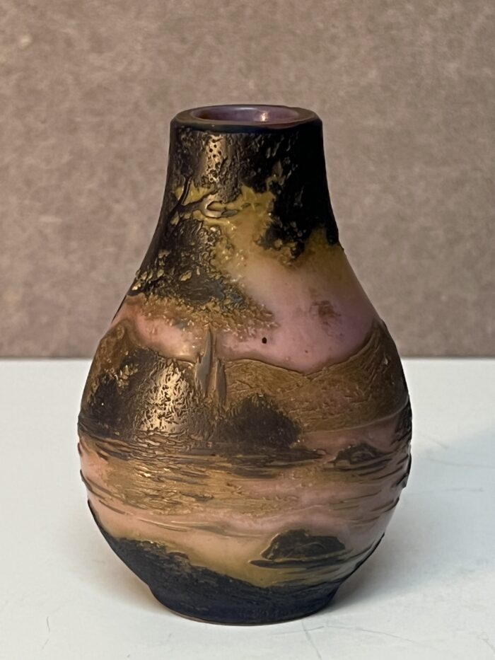 Vase miniature en verre multicouche dégagé à l'acide signé de Devez, à décor lacustre – Image 2
