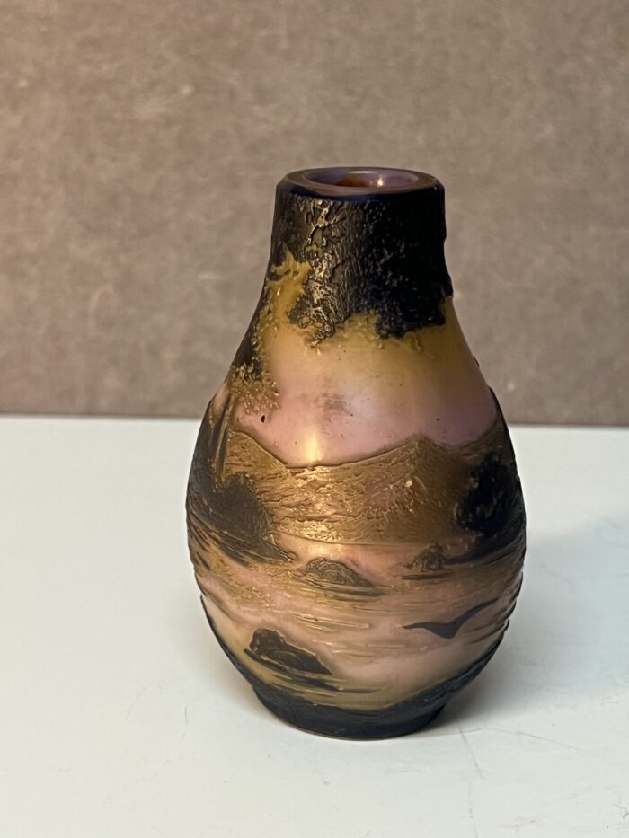 Vase miniature en verre multicouche dégagé à l'acide signé de Devez, à décor lacustre – Image 3