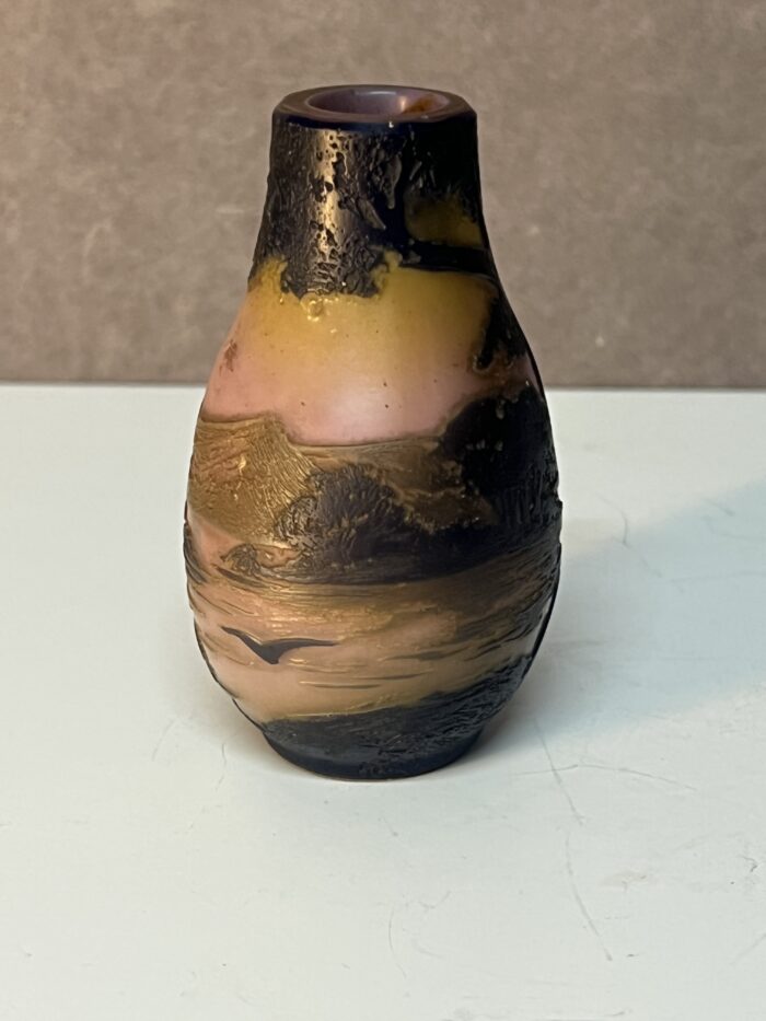 Vase miniature en verre multicouche dégagé à l'acide signé de Devez, à décor lacustre