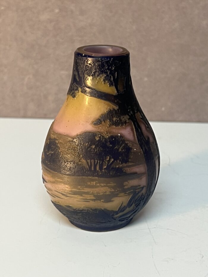 Vase miniature en verre multicouche dégagé à l'acide signé de Devez, à décor lacustre