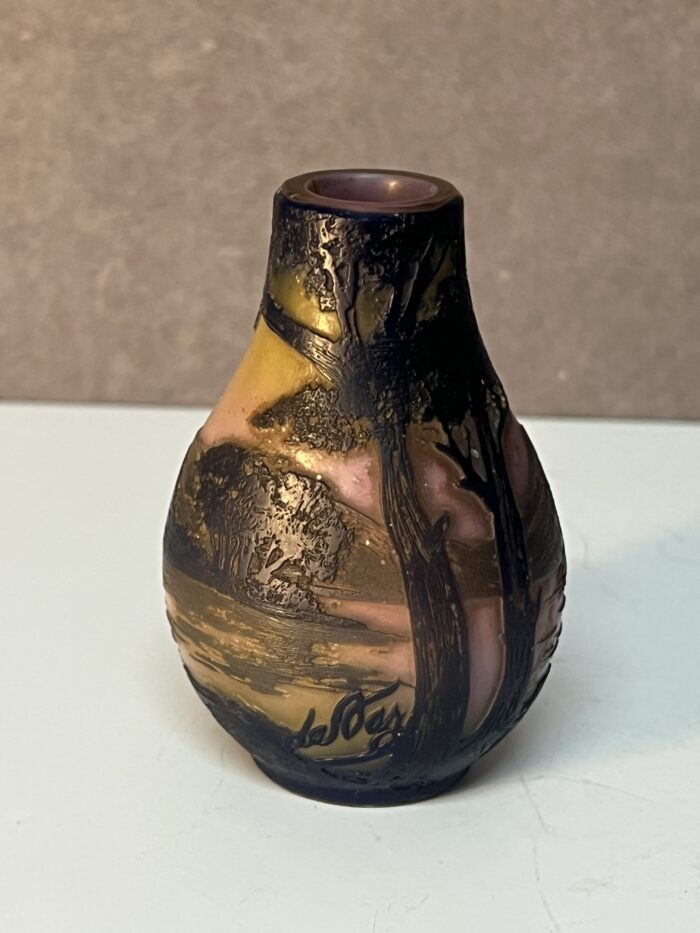 Vase miniature en verre multicouche dégagé à l'acide signé de Devez, à décor lacustre