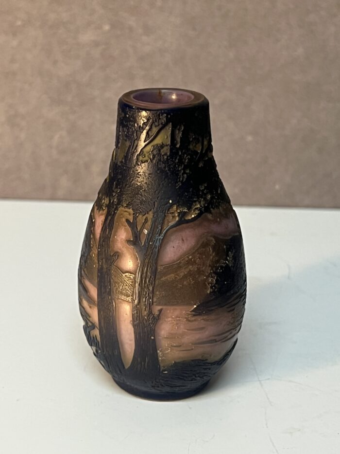 Vase miniature en verre multicouche dégagé à l'acide signé de Devez, à décor lacustre