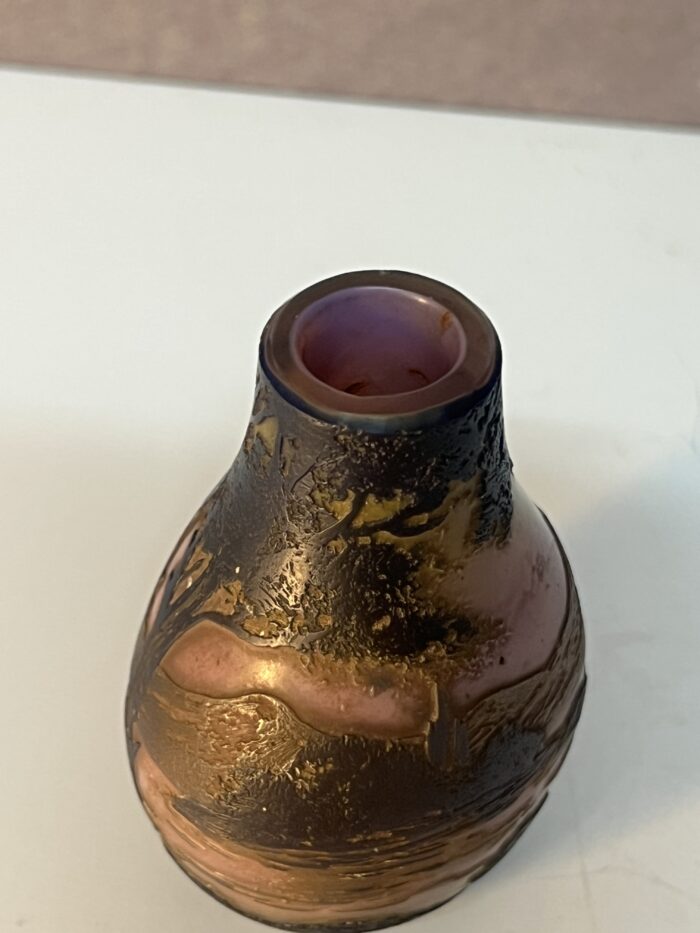Vase miniature en verre multicouche dégagé à l'acide signé de Devez, à décor lacustre