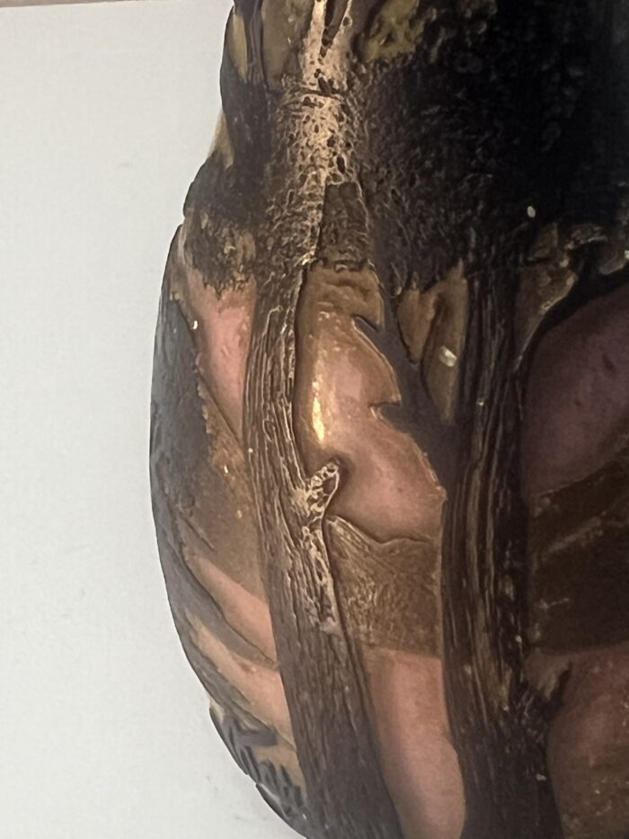 Vase miniature en verre multicouche dégagé à l'acide signé de Devez, à décor lacustre