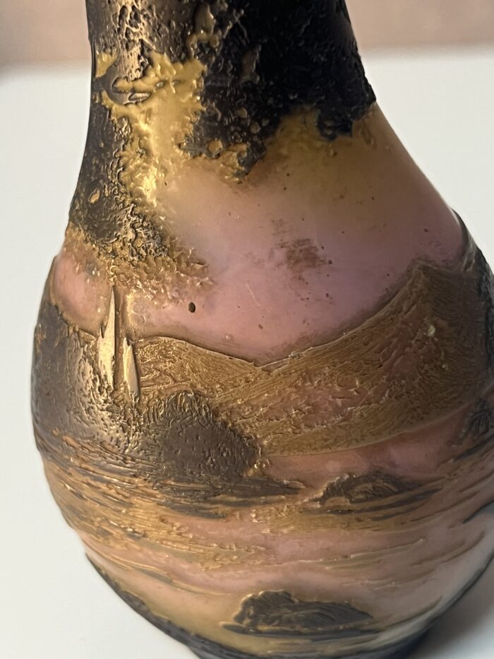 Vase miniature en verre multicouche dégagé à l'acide signé de Devez, à décor lacustre